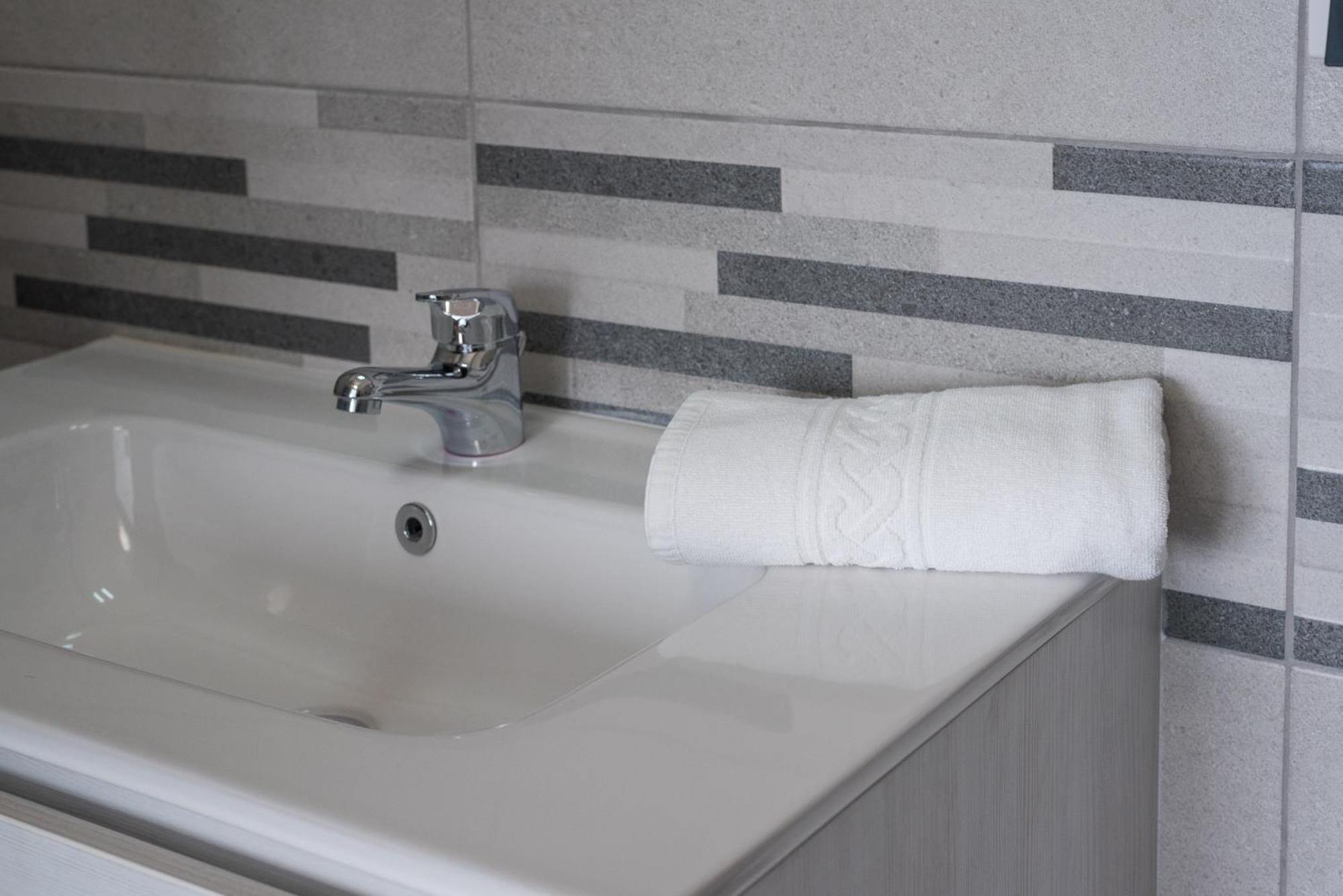 Travelershome Ciampino Airport Guesthouse 600M To Airport Exterior photo
