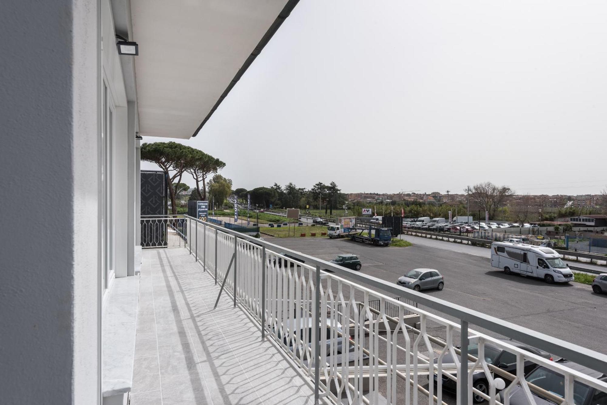 Travelershome Ciampino Airport Guesthouse 600M To Airport Exterior photo